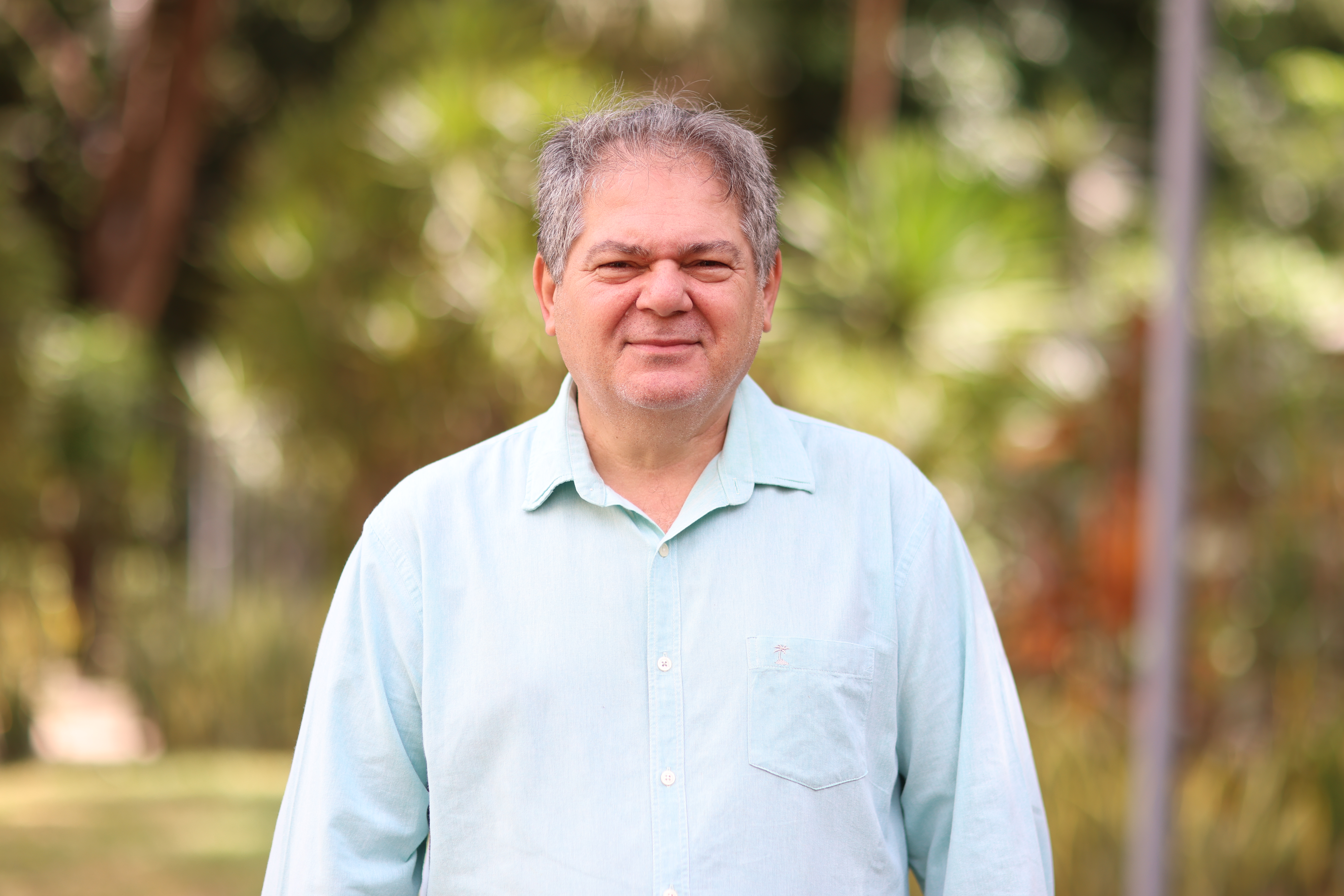 Osmar Baquit posa para a foto, ele está de camisa azul